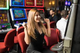 Tampilan meja live dealer dan permainan slot di platform jinbei4d